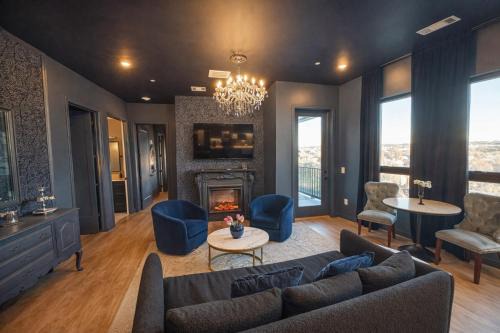 Edgehill House | The Smokeshow on Music Row near Broadway in Downtown Nashville- Pool, Gym, Patio