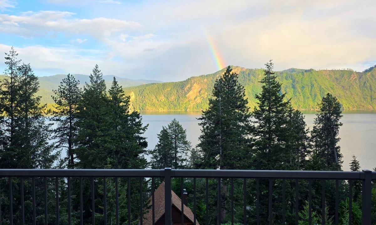 Bayview House | The Snug - A Lake View Getaway/3 bdrm private home w/hot tub & creature comforts