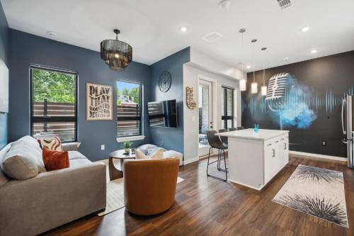 Edgehill House | The Sound Wave on Music Row Close to Broadway w Pool