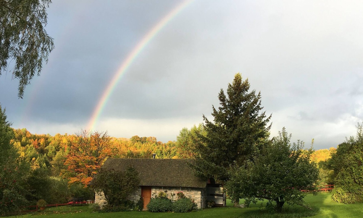 Suttons Bay Cottage | The Stone Cottage: a Relaxing Countryside Get-Away