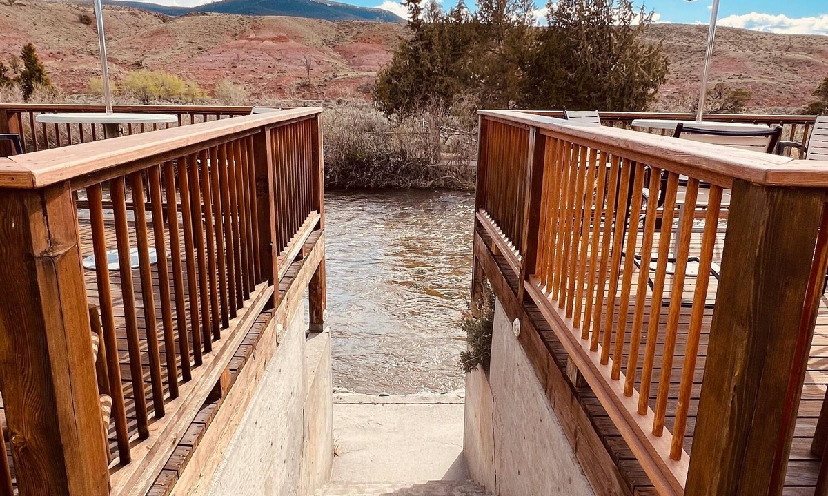 Dubois Hotel | The Trail's End