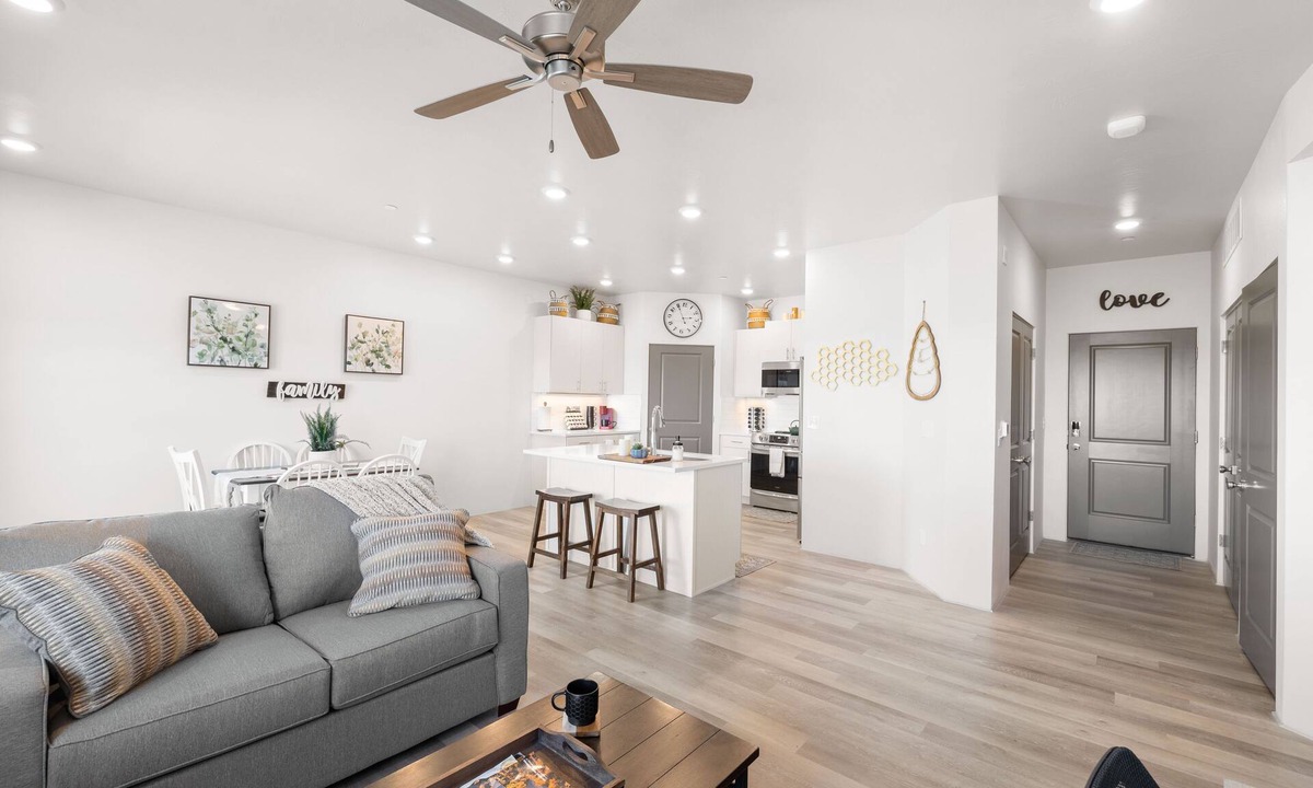 Ephraim Apartment | The True Badger Honey House .9 miles to campus in unit Laundry and Kitchen