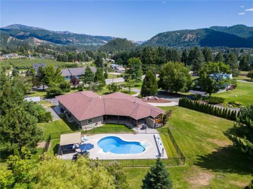 Leavenworth House | The Tyrolean - Pool, Hot Tub & Ski Hill Charm