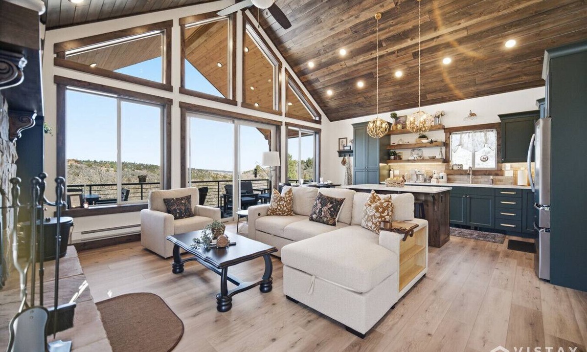 Mammoth Creek Cabin | The Wandering Doe - Reader`s Retreat with Hot Tub