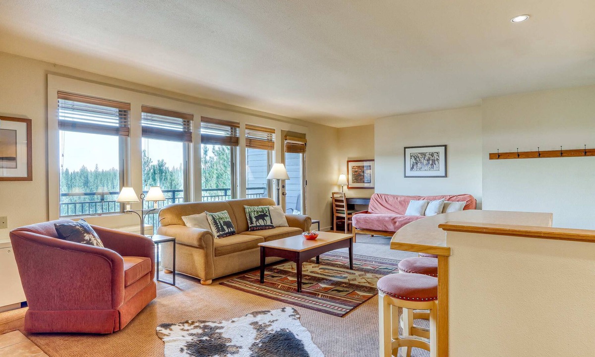 Bend Condo | Third-floor retreat with treetop views, AC, pools, hot tubs, & sports courts