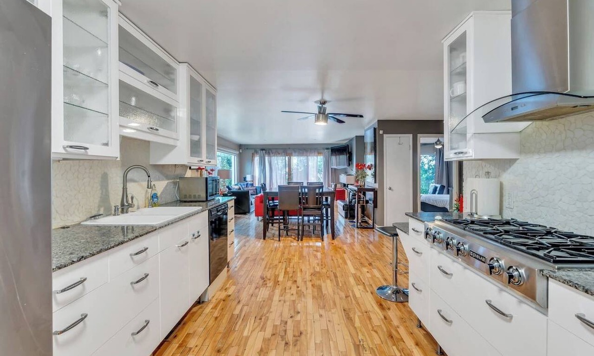 Capitol Hill Apartment | This duplex is a 8 bedroom(s), 4 bathrooms, located in Salt Lake City, UT.