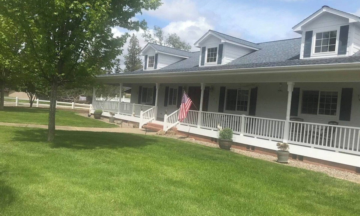 Shady Cove Apartment | This guest suite is a 1 bedroom(s), 1 bathrooms, located in Shady Cove, OR.