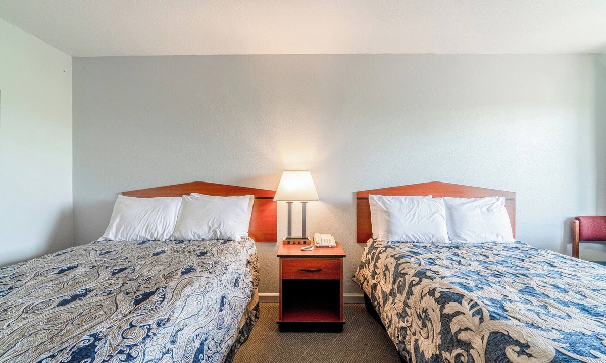 Aurora Hotel | Three Inviting Units, Your Gateway to Small Town Adventures, Local Shops & Eats