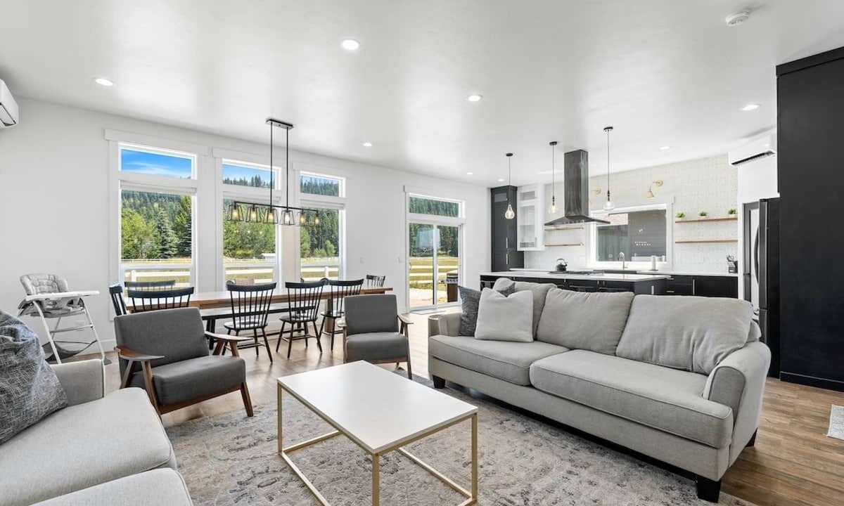 McCall House | Three Primary Suites: Family and Dog Friendly
