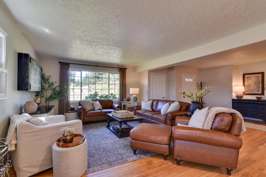 Oregon City House | Three Springs Estate | 7BR Retreat with Pond
