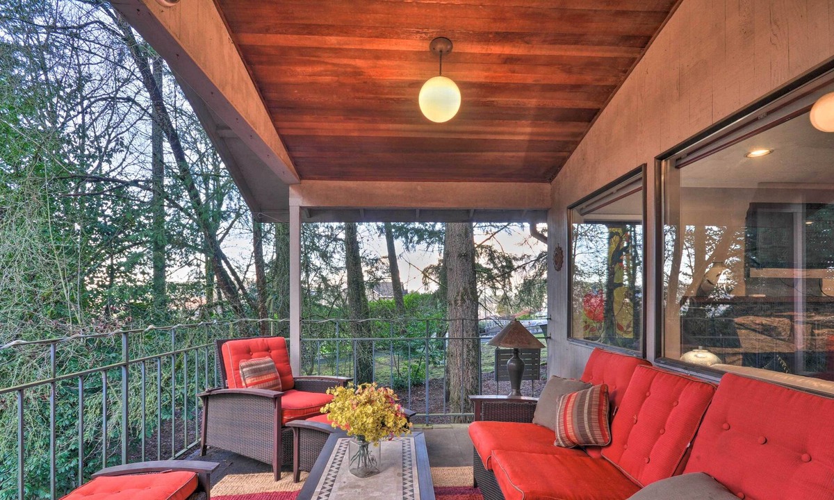 Bull Mountain House | Tigard Retreat w/Deck, 15 Mins From Portland!
