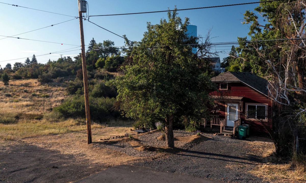 Downtown Klamath Falls House | Tilty House in the Hidden Hills