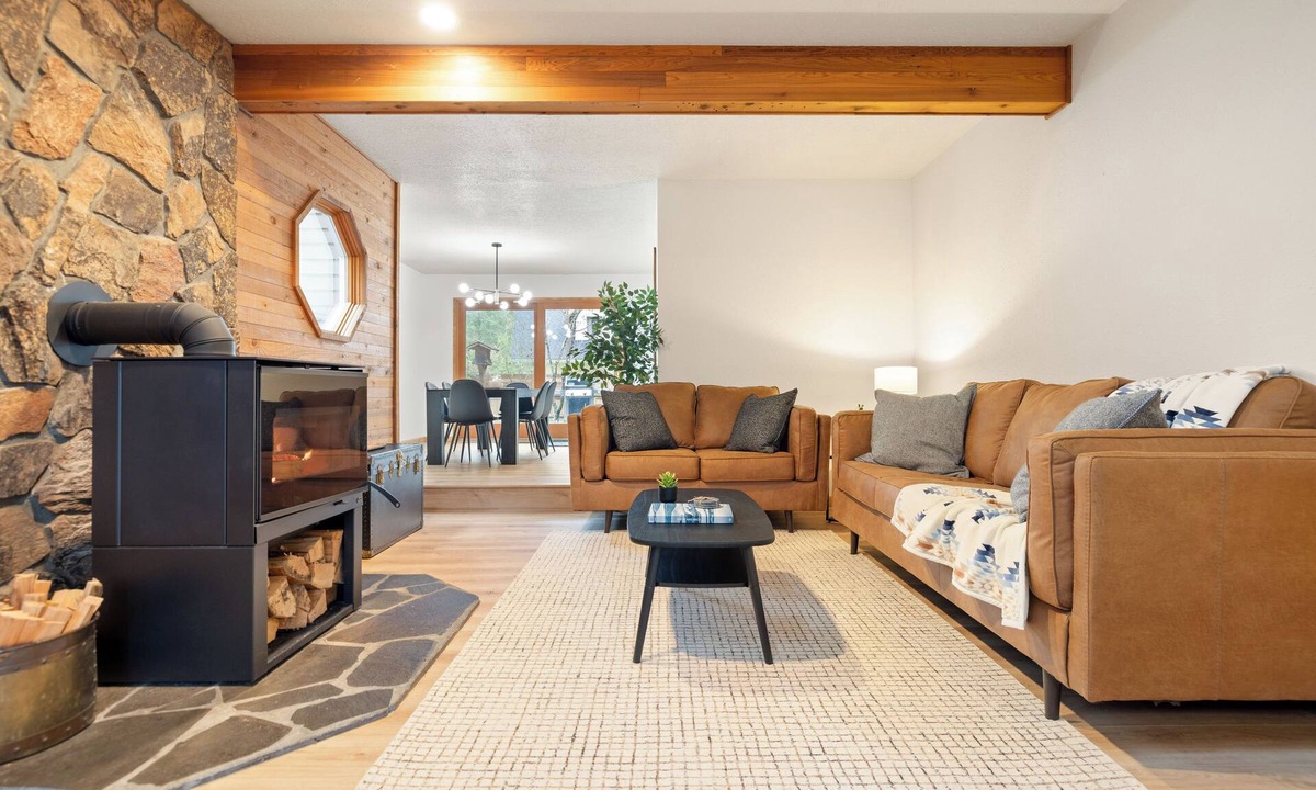 Mount Hood Village House | Timber Base Camp-4 Bedroom, 3 living spaces, Game room & Hot tub