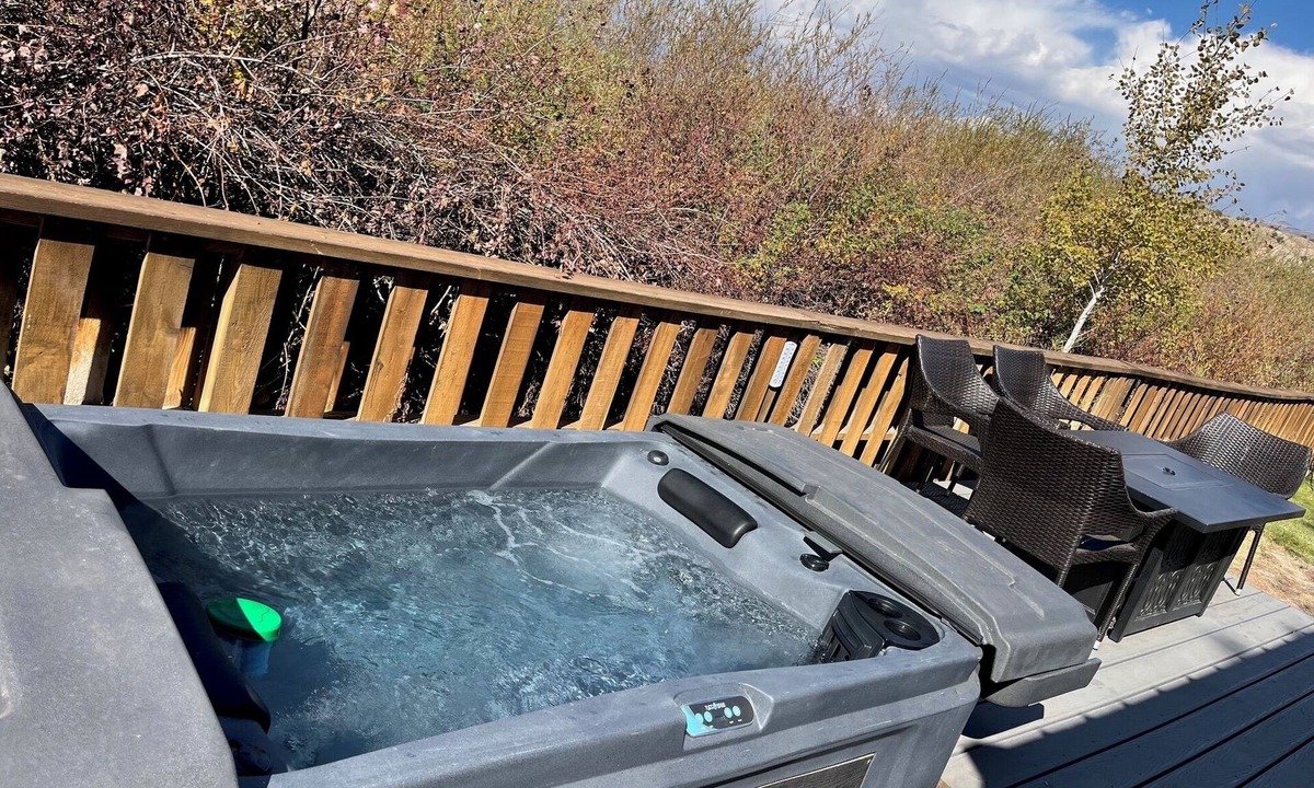 Eagle Cabin | Tiny Home on horse property in Eagle: close to trails/town with private hot tub