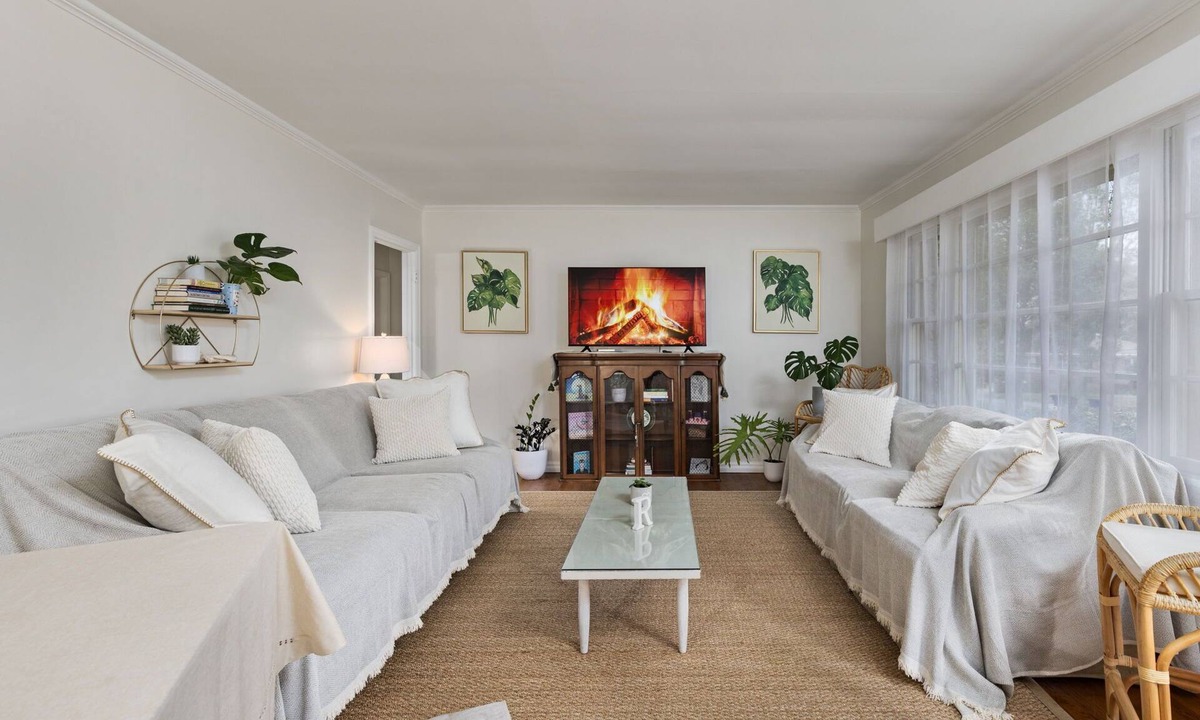 Florence House | Top 5% Downtown Florence Retreat: 3 Large Rooms, Desk, Safe, Clean, Pet Friendly