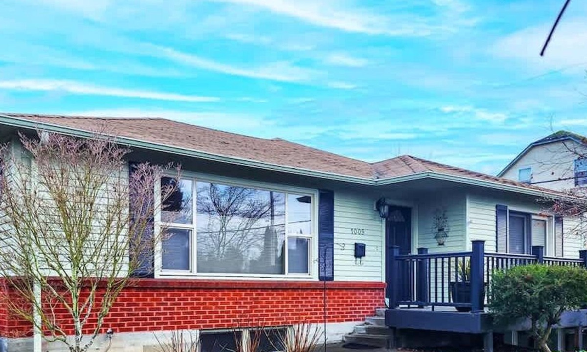 Port Angeles House | Top Floor Apartment, Workspace, Near Downtown, ONP