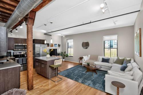 Court Avenue Entertainment District Apartment | Top-Floor Loft , Downtown Views, Free Parking