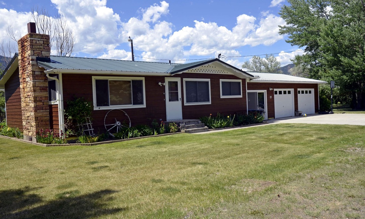 Gardiner House | Tranquil Home on Yellowstone River. See other home #4914516 for large families