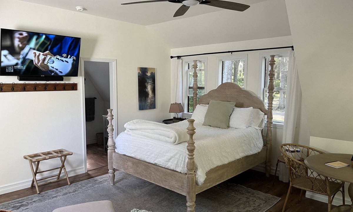 Grants Pass Apartment | Tranquil Studio Amongst the Pines Near Redwood Highway - Pet Friendly!