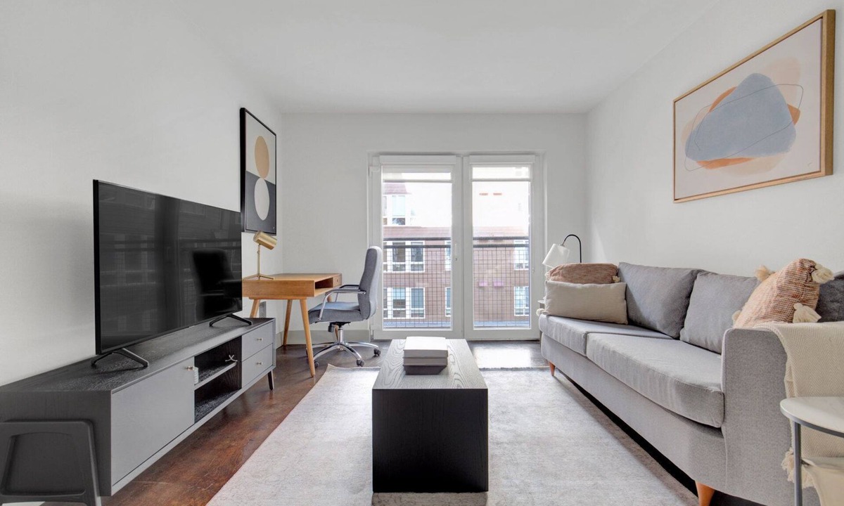 West Bellevue Apartment | Trendy Bellevue 1BR w/Gym & Roof Lounge, easy commute, by Blueground