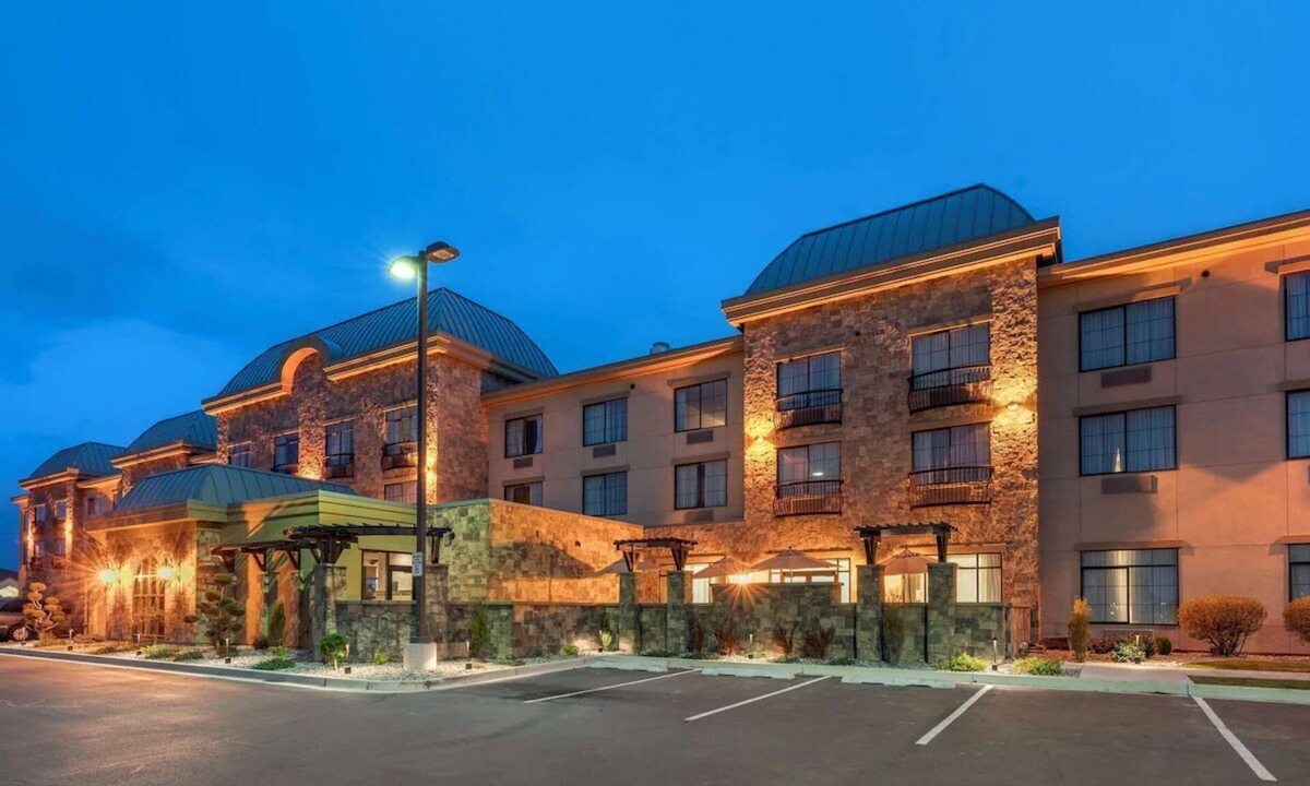 Pasco Hotel | Tri‑Cities 2 Queen Room w/Breakfast, Gym & Pool
