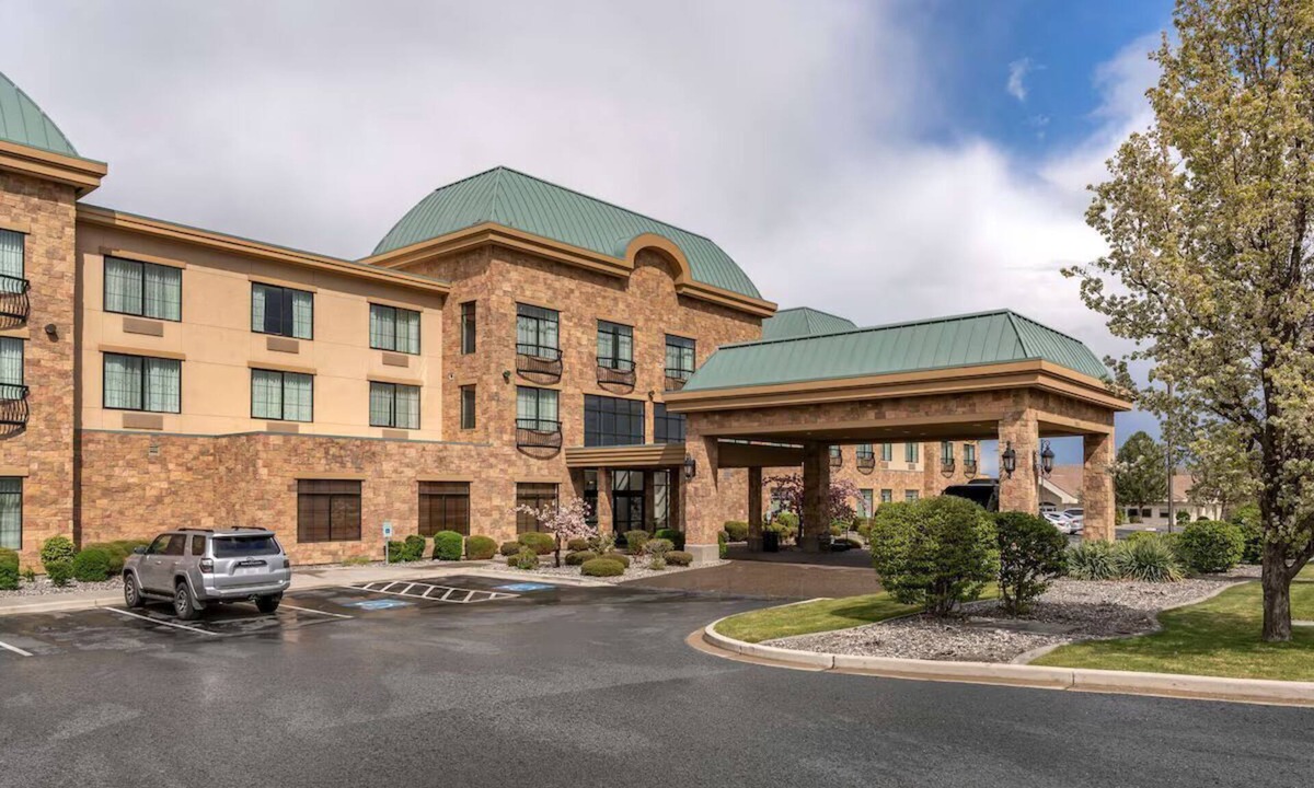 Pasco Hotel | Tri‑Cities King Room w/Breakfast, Gym & Pool