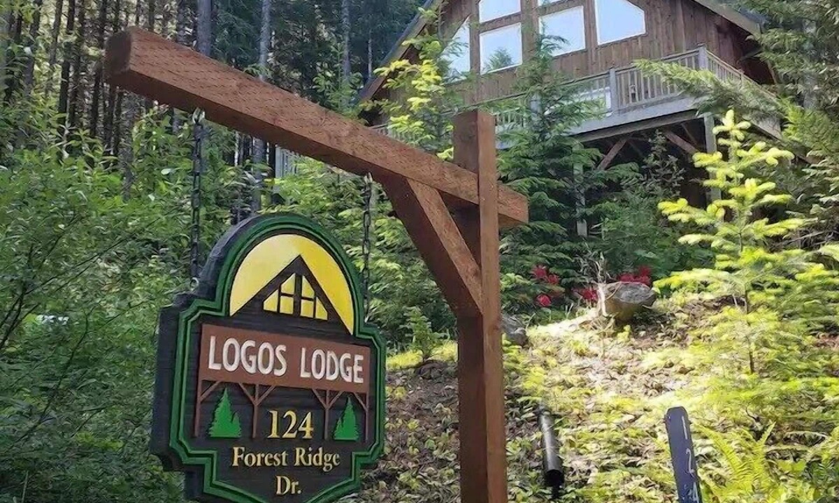 Packwood Cabin | Tri-level, 9 guest, 4 bedroom, 2 bathroom home with hot tub and game room.