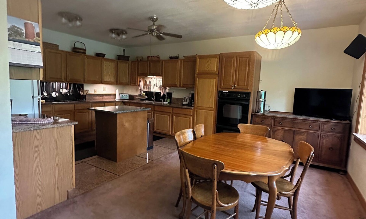 Holcomb House | True River Frontage nPrivate grounds 3-bedroom housenEnjoy a relaxing stay