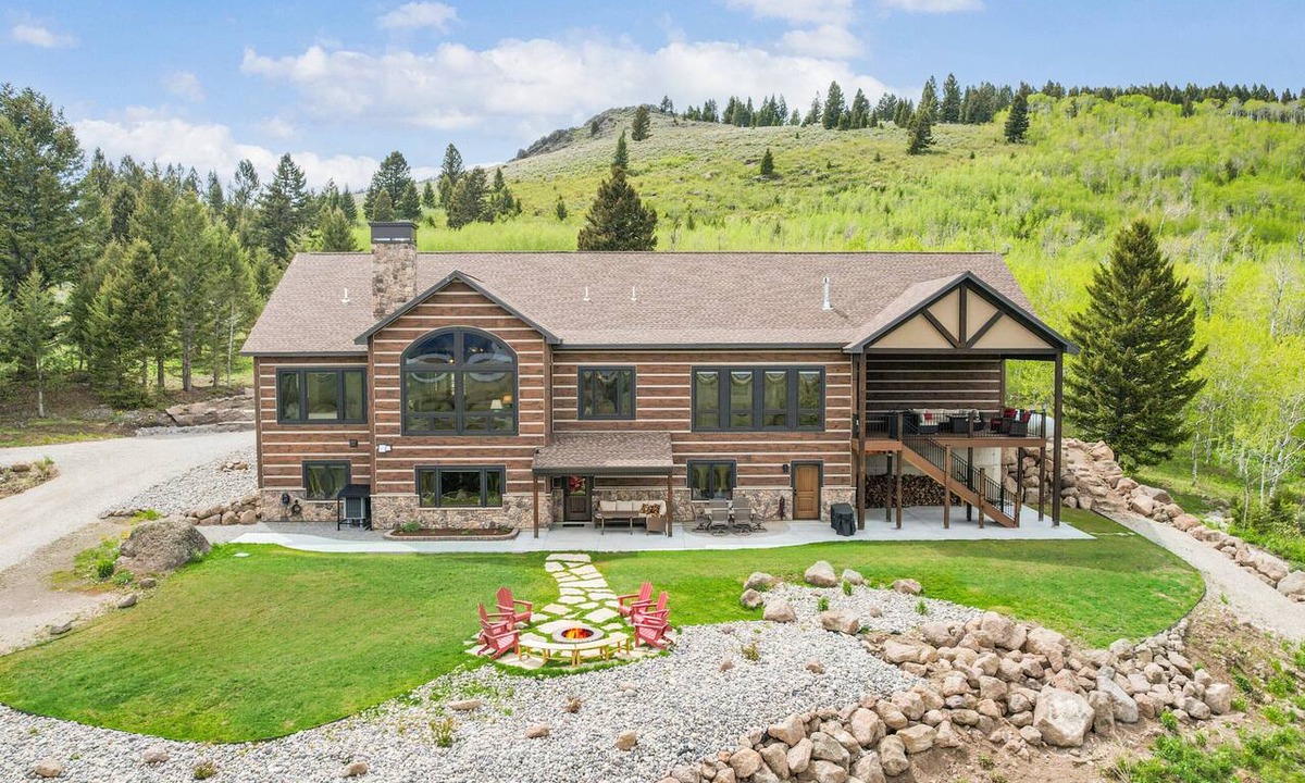 Island Park House | Trumpeter Swan,4Br/3 1/2Ba,BBQ,Firepit,Best views in island park,Lakeview,20m 2 YNP,Secluded,Deck