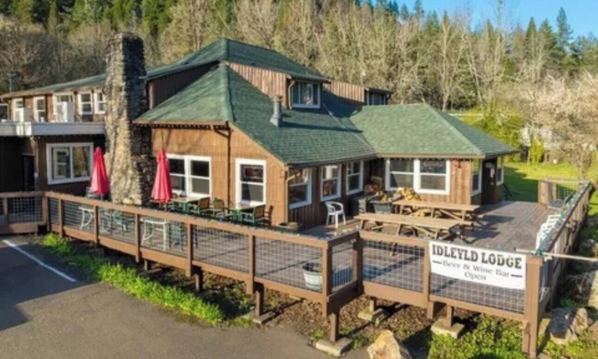 Roseburg Cabin | Two Bedroom Queen Suite- Historic Lodge on the North Umpqua River