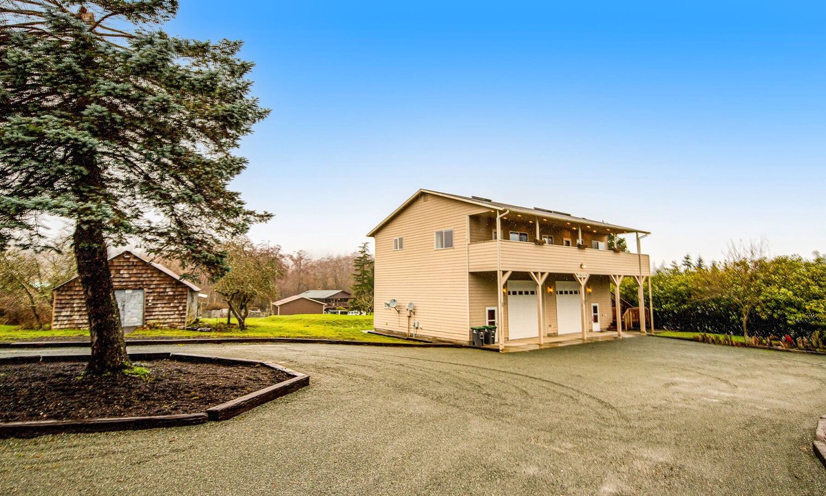 Oak Harbor House | Two-home property with two full kitchens, fast WiFi, fireplace, & washer/dryer