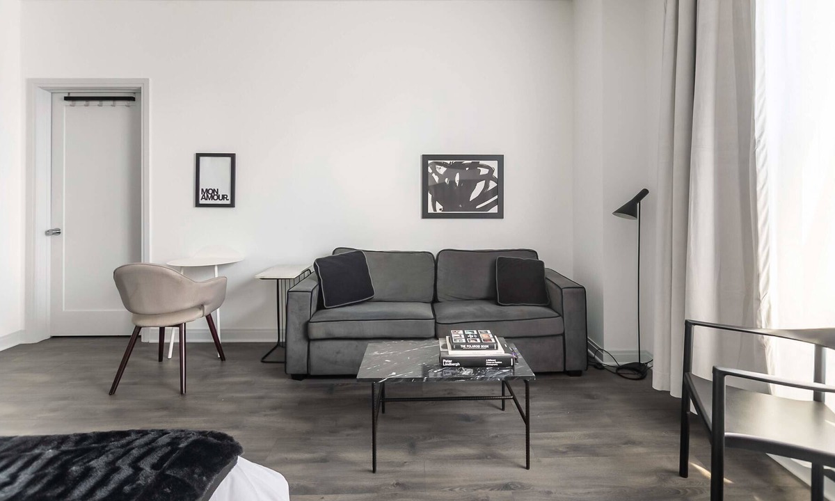 East Hyde Park Apartment | UChicago, Shops + Eats, Lake | Gym + W&D | Zencity