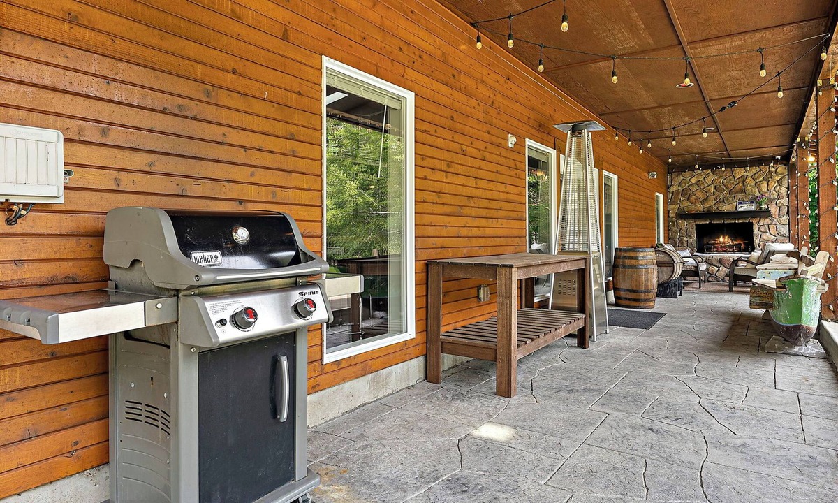 Olympia House | Ultimate Getaway by Boston Harbor - 2 acres with bar, beach access, games & more