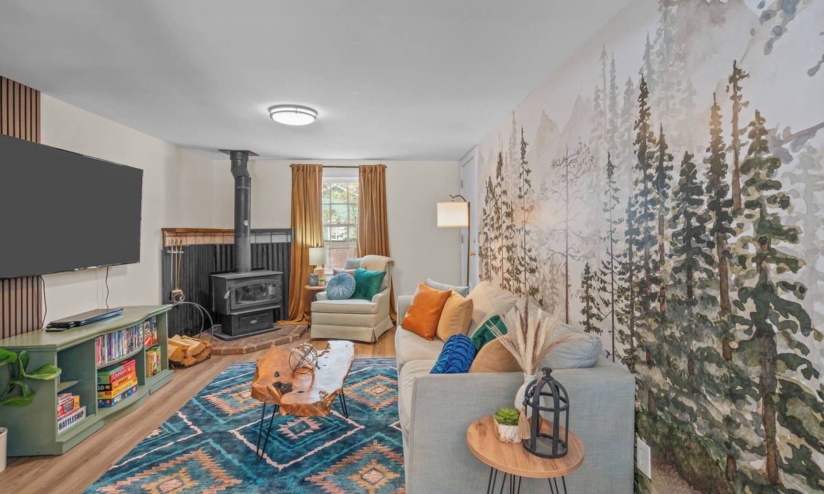 La Pine Cottage | Ultimate Getaway ~ Hot tub ~ Sauna ~ Fire pit ~ Sun room ~ Mins from hwy & town