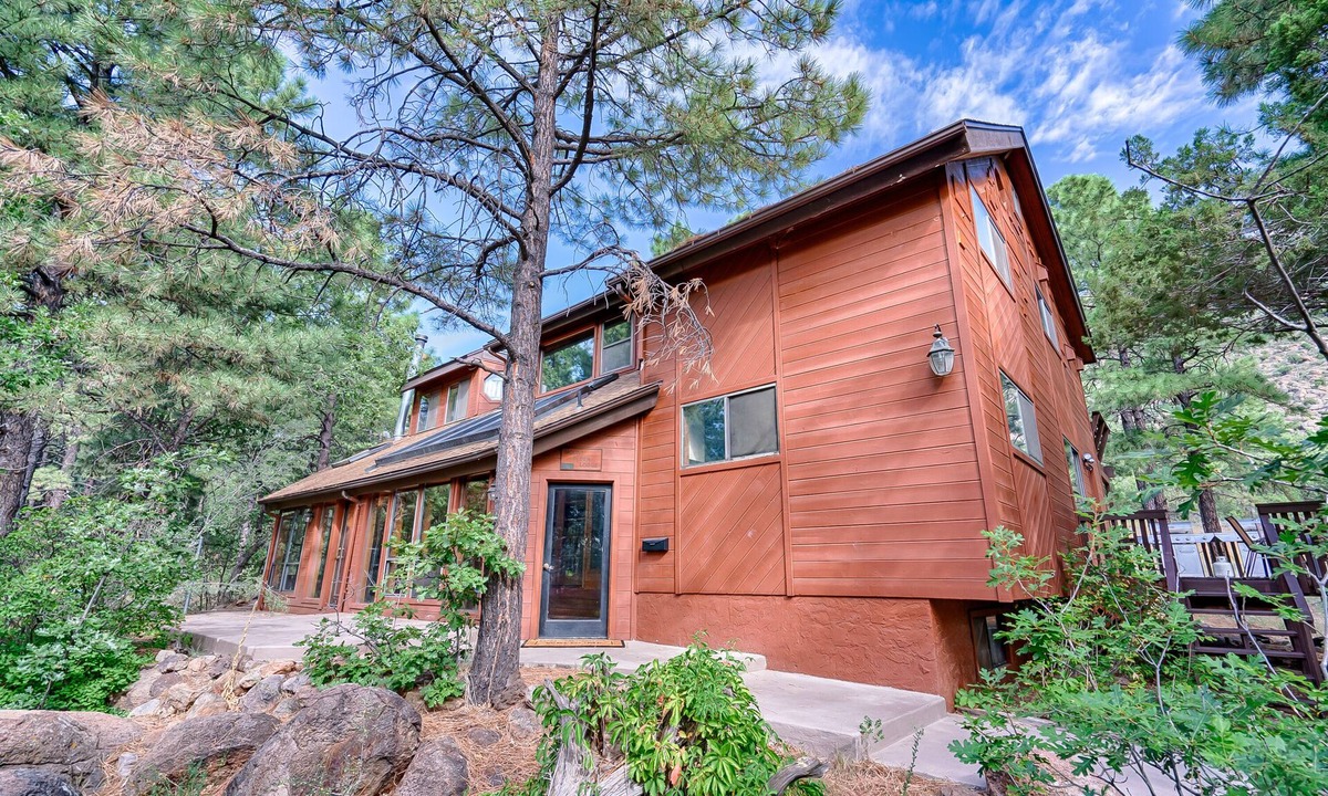 Swiss Manor House | Ultimate Group Gathering - 6bd 5bth in Flagstaff on National Forest