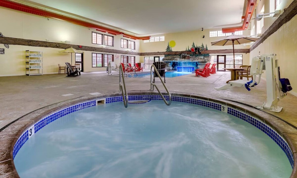 Sioux City Hotel | Ultimate Relaxation: 1 King Bed near Riverfront Park with Heated Pool