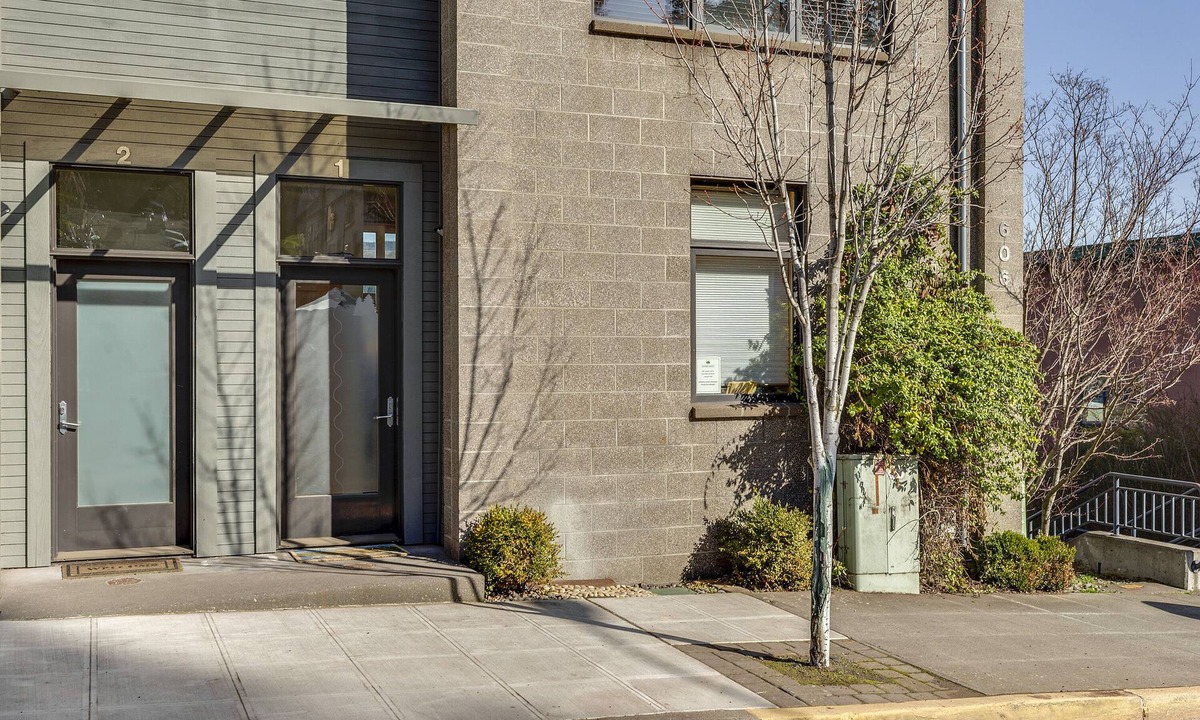 Hood River House | UNBEATABLE LOCATION! Downtown Hood River Loft with Views, Pet Friendly