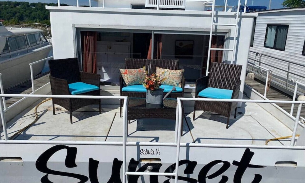 Sabula Boat Rental | Unique and Serene "Sunset" Houseboat for 4