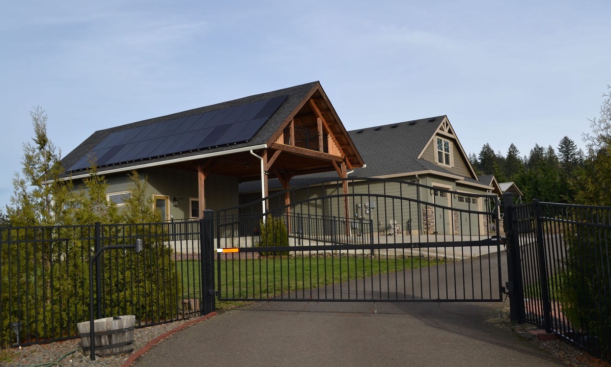 Washougal Cabin | Unique Cabin with family size living & huge covered deck area