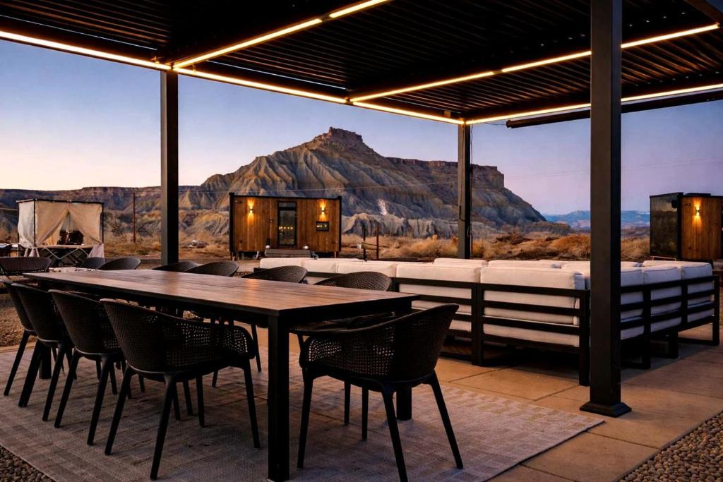 Torrey House | Unique Mirror Studio Retreat with Panoramic Views near Capitol Reef, Torrey Utah