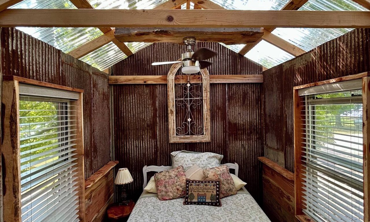 Silva Bed & Breakfast | Unique Treehouse - tiny home combo accommodation in the Ozarks under the stars!