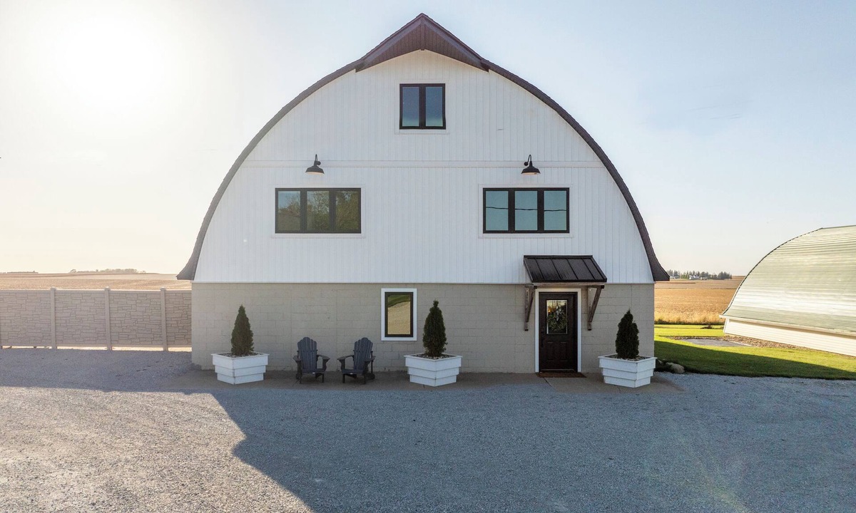 Austinville House | Uniquely renovated 4-bedroom barn with cozy charm and space
