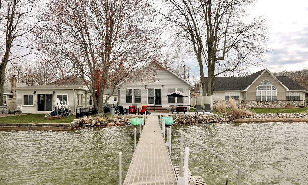 Duck Lake House | Unplug at our peaceful lake retreat