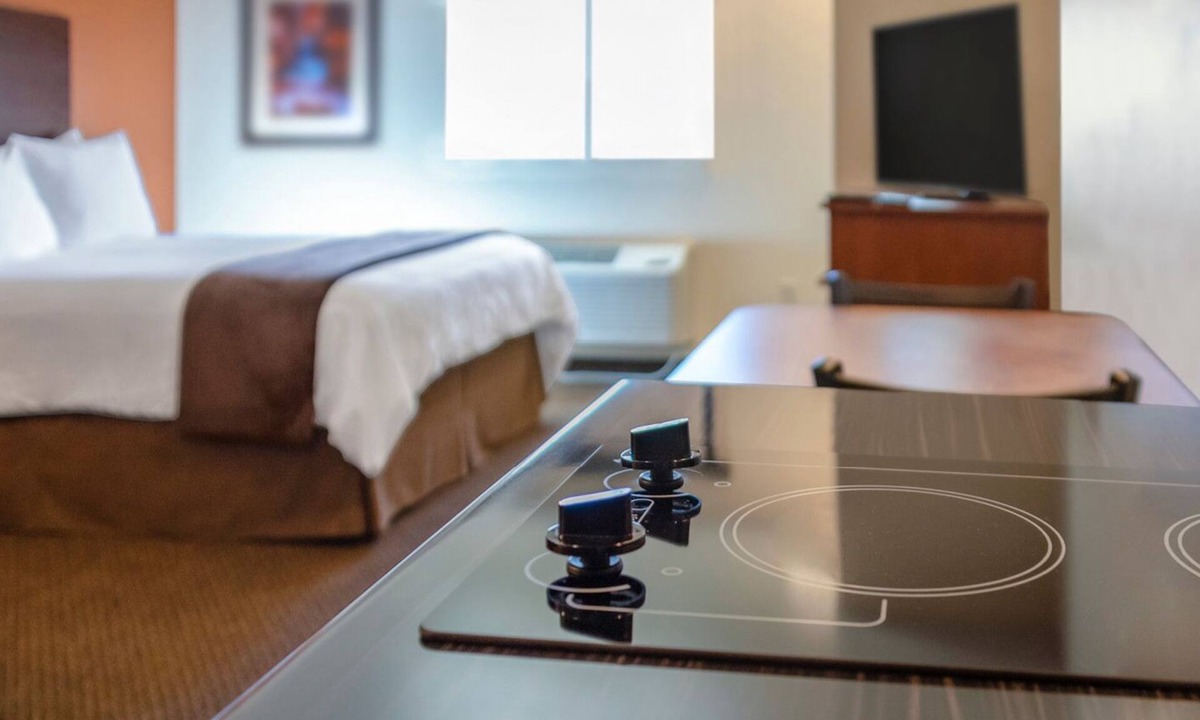 Dickinson Hotel | Unwind in Grand Style – Queen Bed w/Chair Perfect for Relaxation & Adventure