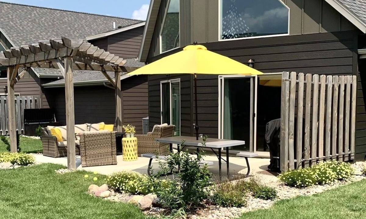 Arnolds Park House | Updated & beautiful family-friendly, getaway at Bridges Bay!
