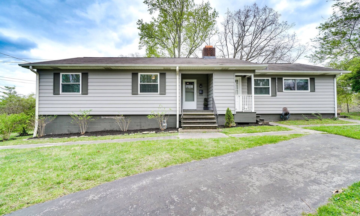 Oak Ridge House | Updated Home: Central Oak Ridge Location