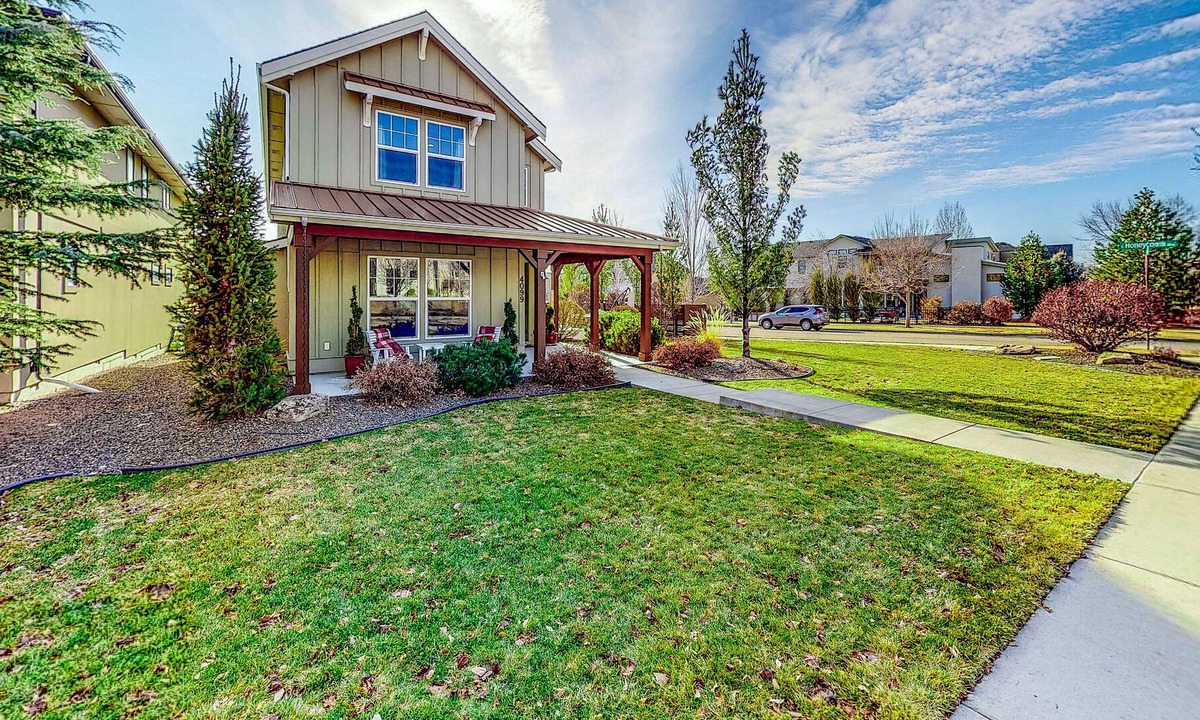 Harris Ranch House | Updated home on corner lot with fireplace, private patio, grill & quiet location