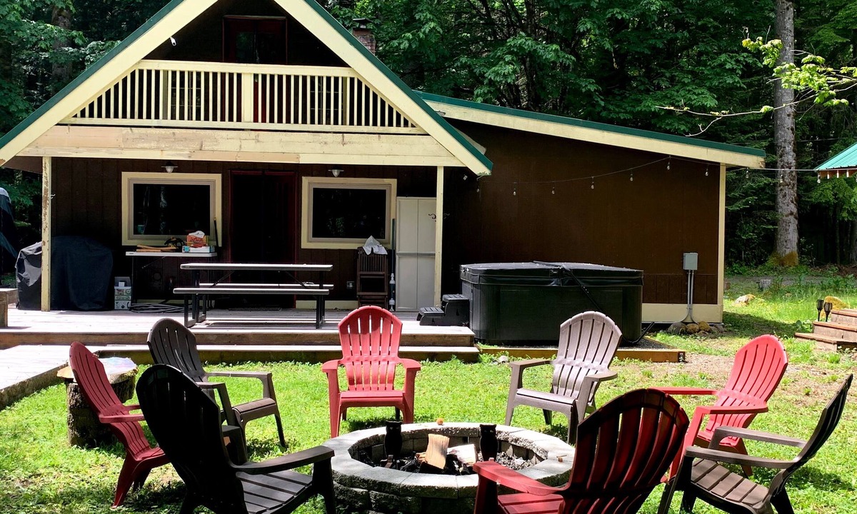 Greenwater Cabin | UPDATED-Peaceful Riverfront Cabin - Hot tub-Greenwater-Crystal Mtn. -Mt.Rainier