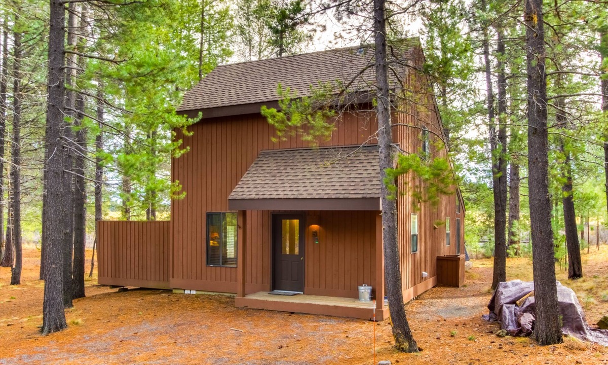 Sunriver House | Updated Sunriver Home w/Private Hot Tub & SHARC Passes for Pools - 2 Dogs OK