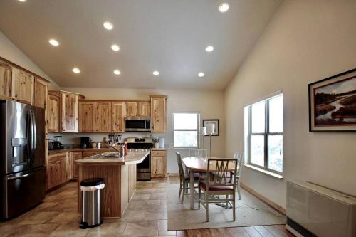 Whitehall House | Upper Level Ranch Accommodation for Glamping in Montana
